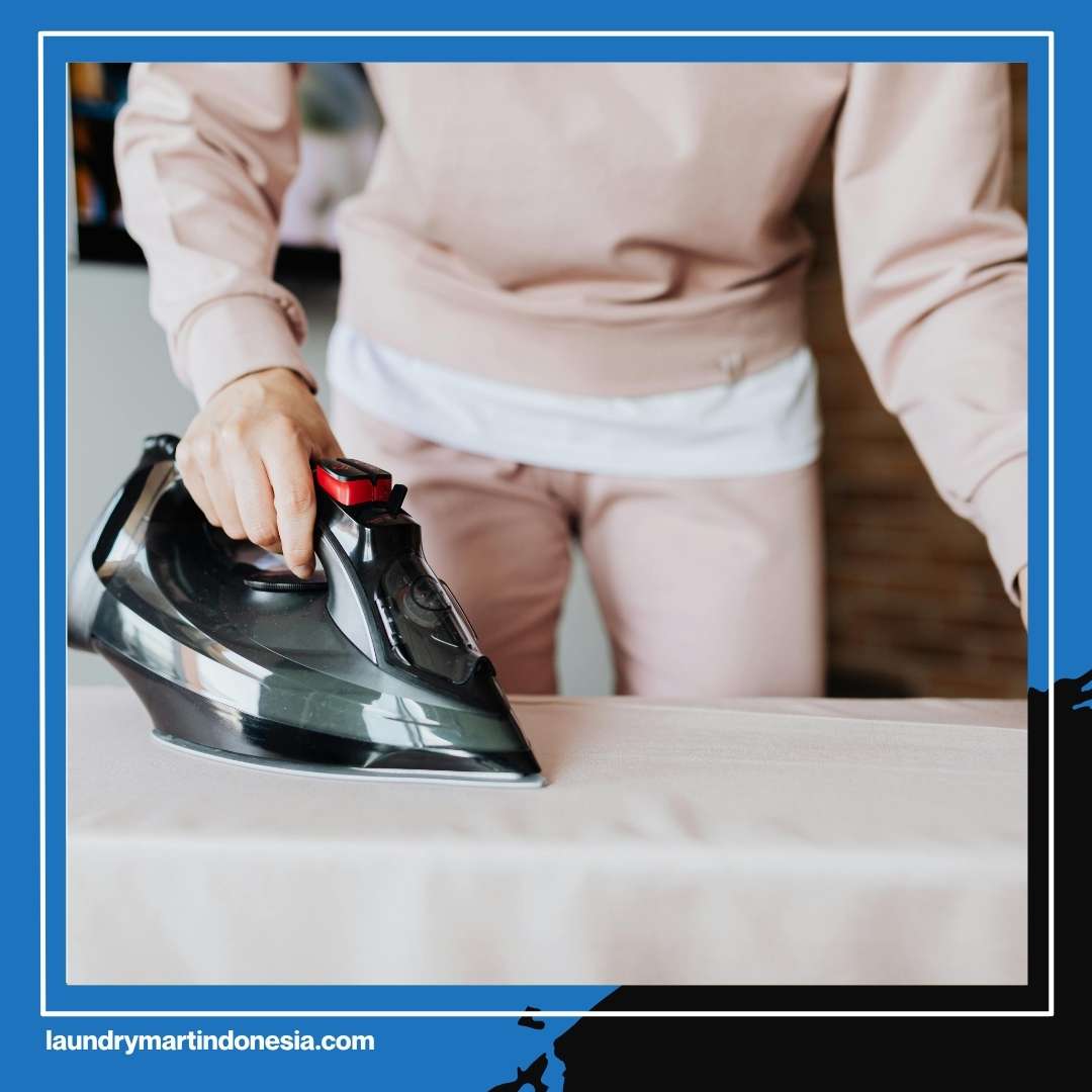 Jangan Sampai Rusak! Begini Cara Menggunakan Setrika Uap yang Benar Agar Baju Gak Bolong